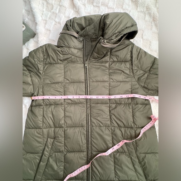 Gap Recycled puffer jacket in Olive green. EUC. Size M - Picture 5 of 6